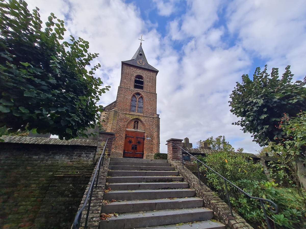 Het Sint-Dionysiuskerkje in Asselt, gezien vanaf de trappen voor de ingang
