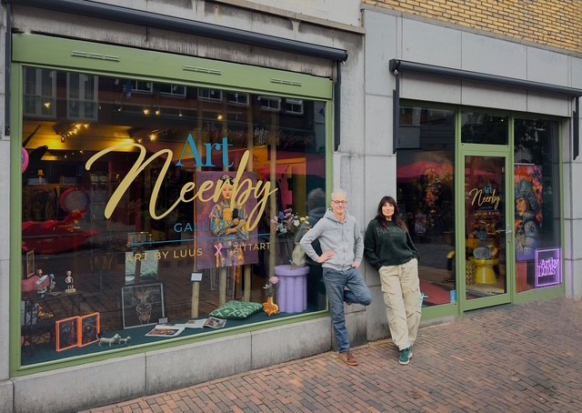Twee kunstenaars voor de gevel van galerie Art NeerBy in de Neerstraat in Roermond