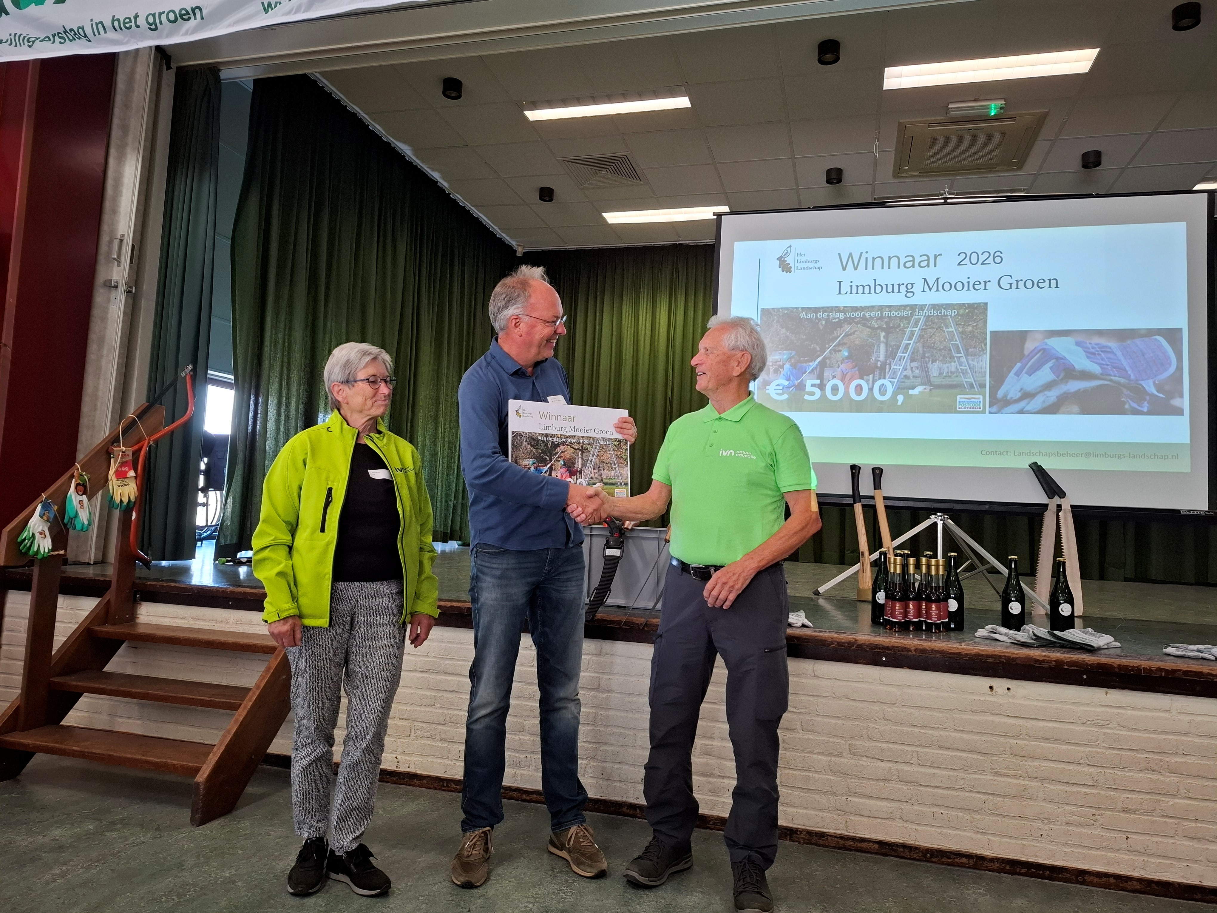 Rika Verhoef en René Horsten met de cheque van Limburg Mooier Groen 2026
